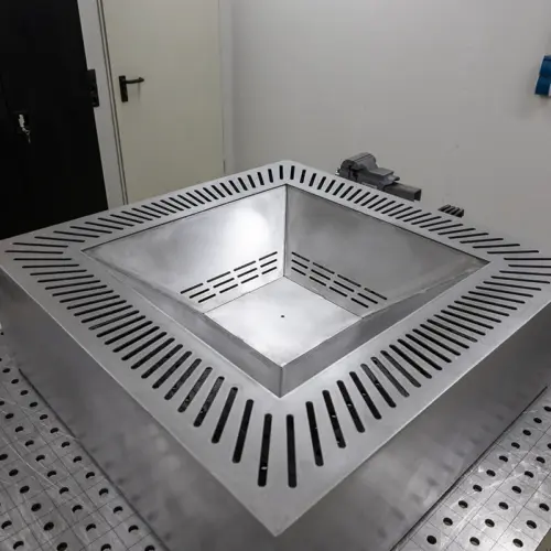 Die Wanne der Feuerschale mit den Belüftungsschlitzen. Das Wasser kann durch die Ecken abfließen.