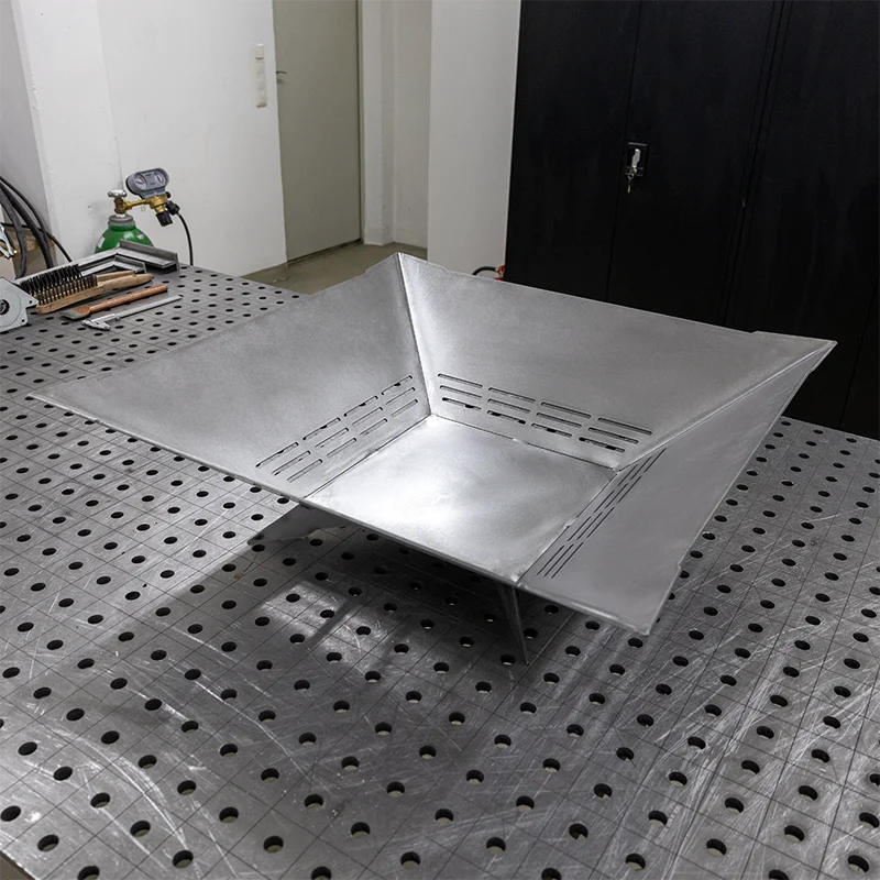 feuerschale_spiky_prototyp_1 Die Feuerschale Spiky in der Gesamtansicht von rechts.