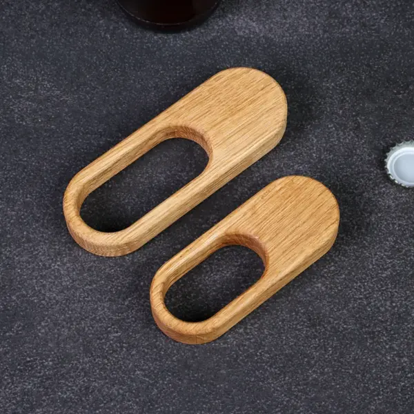 Handgefertigter Flaschenöffner aus massivem Eichenholz in zwei unterschiedlichen Größen, mit Magnet
