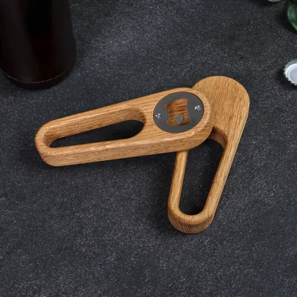 Flaschenöffner aus Eiche als Edition, handgefertigt - detailreich verarbeitet mit Magnet für Kronkorken