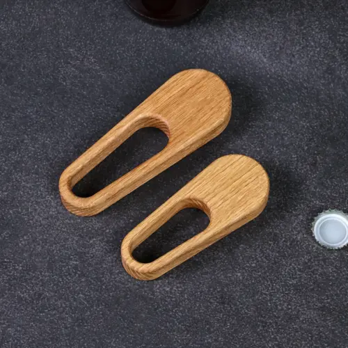 Handgefertigter Flaschenöffner aus massivem Eichenholz in zwei unterschiedlichen Größen, mit Magnet