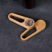 Handgefertigter Flaschenöffner aus massivem Eichenholz in Edition-Form, mit Magneten