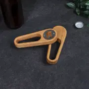 Flaschenöffner aus Eichenholz, präzise CNC-gefertigt, fein geschliffen und mit Magnet zum Auffangen von Kronkorken
