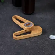 Flaschenöffner aus Eichenholz in Form eines klassischen, modernen Designs, gefertigt mit Haltemagneten