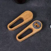 Detailaufnahme der Vorder- und Rückseite eines Flaschenöffners aus Eiche, CNC-gefräst mit Haltemagneten