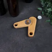 Handgefertigter Flaschenöffner aus massivem Eichenholz in Klassik-Form, mit Magneten