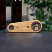 Flaschenöffner aus Eiche in klassischer Form mit Haltemagneten