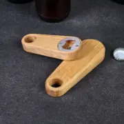 Klassischer Flaschenöffner aus Eichenholz, präzise CNC-gefertigt, fein geschliffen und mit Magnet zum Auffangen von Kronkorken