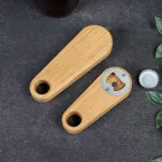 Detailaufnahme der Vorder- und Rückseite eines Flaschenöffners aus Eiche, CNC-gefräst mit Haltemagneten, geölt