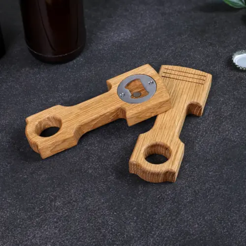 Flaschenöffner aus Eiche in Kolbenform mit Pleuel, handgefertigt und personalisierbar mit Gravur - detailreich verarbeitet mit Magnet für Kronkorken