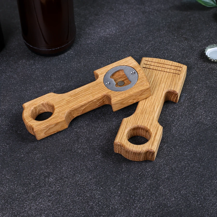 flaschenoeffner-motorkolben-eiche-1 Flaschenöffner aus Eiche in Kolbenform mit Pleuel, handgefertigt und personalisierbar mit Gravur - detailreich verarbeitet mit Magnet für Kronkorken