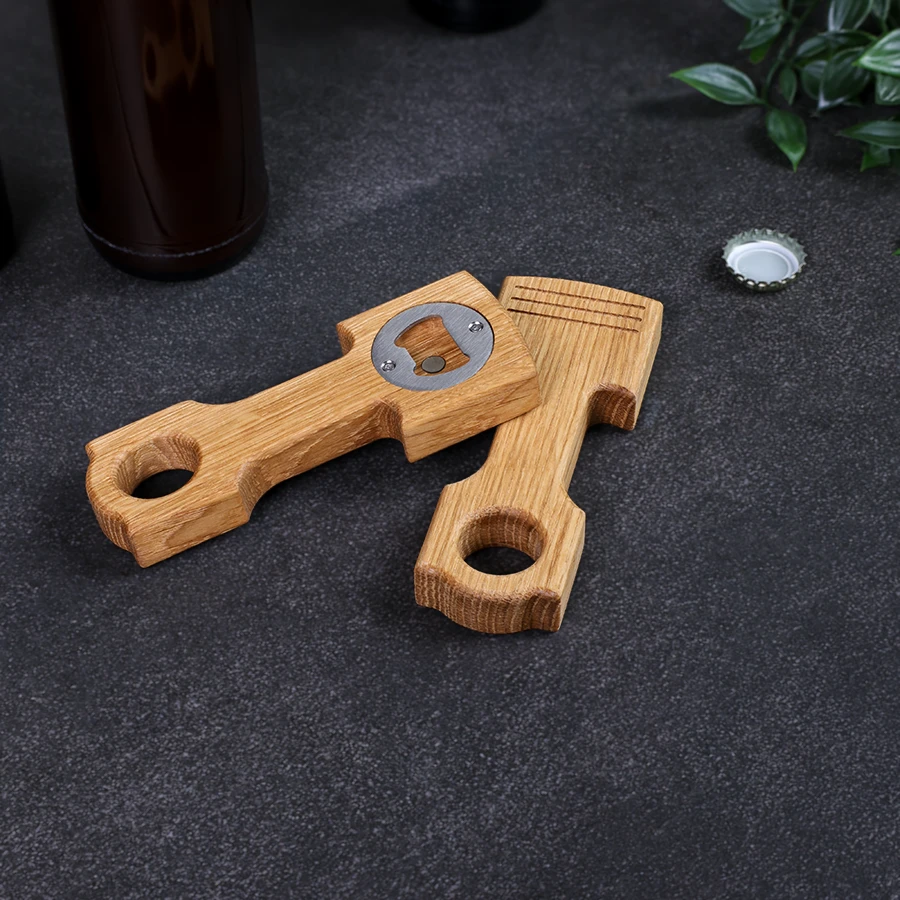 flaschenoeffner-motorkolben-eiche-4 Eichenholz-Flaschenöffner mit Gravur, gefertigt in Form eines Motorkolbens mit Pleuel