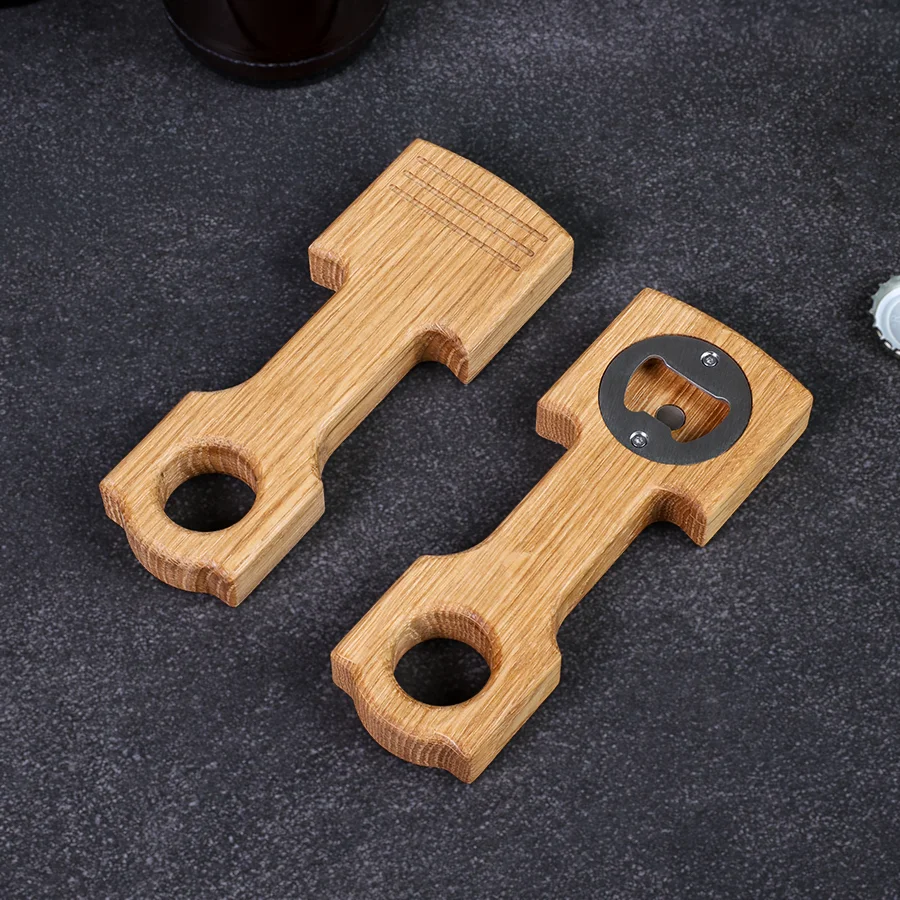 flaschenoeffner-motorkolben-eiche-6 Detailaufnahme eines personalisierten Flaschenöffners aus Eiche, CNC-gefräst in Kolbenform mit Pleuel und Haltemagnet
