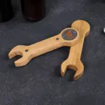 Flaschenöffner „Schraubenschlüssel“ - personalisierbar, Eiche