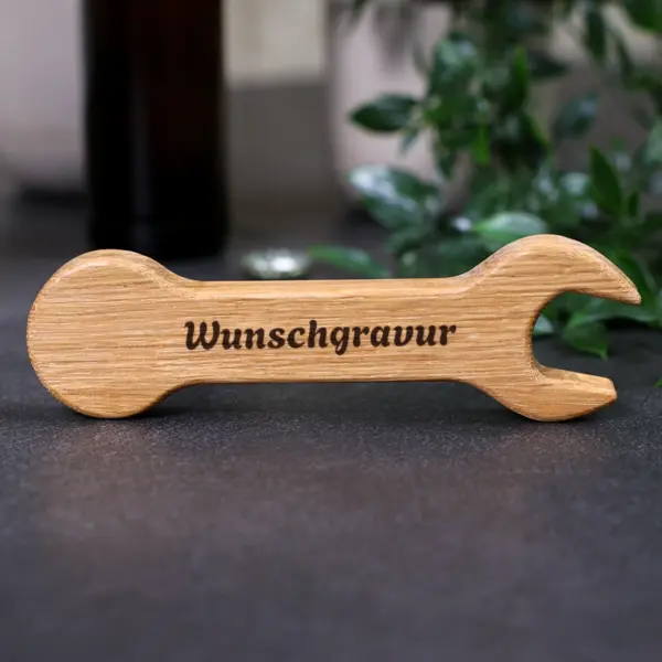 Flaschenöffner aus Eiche in Form eines Schraubenschlüssels mit Wunschgravur