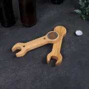 Flaschenöffner aus Eichenholz mit Gravur in Form eines Schraubenschlüssels, gefertigt mit Haltemagneten