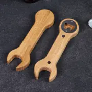 Detailaufnahme eines personalisierten Flaschenöffners aus Eiche, CNC-gefräst in Schraubenschlüsselform mit Haltemagneten