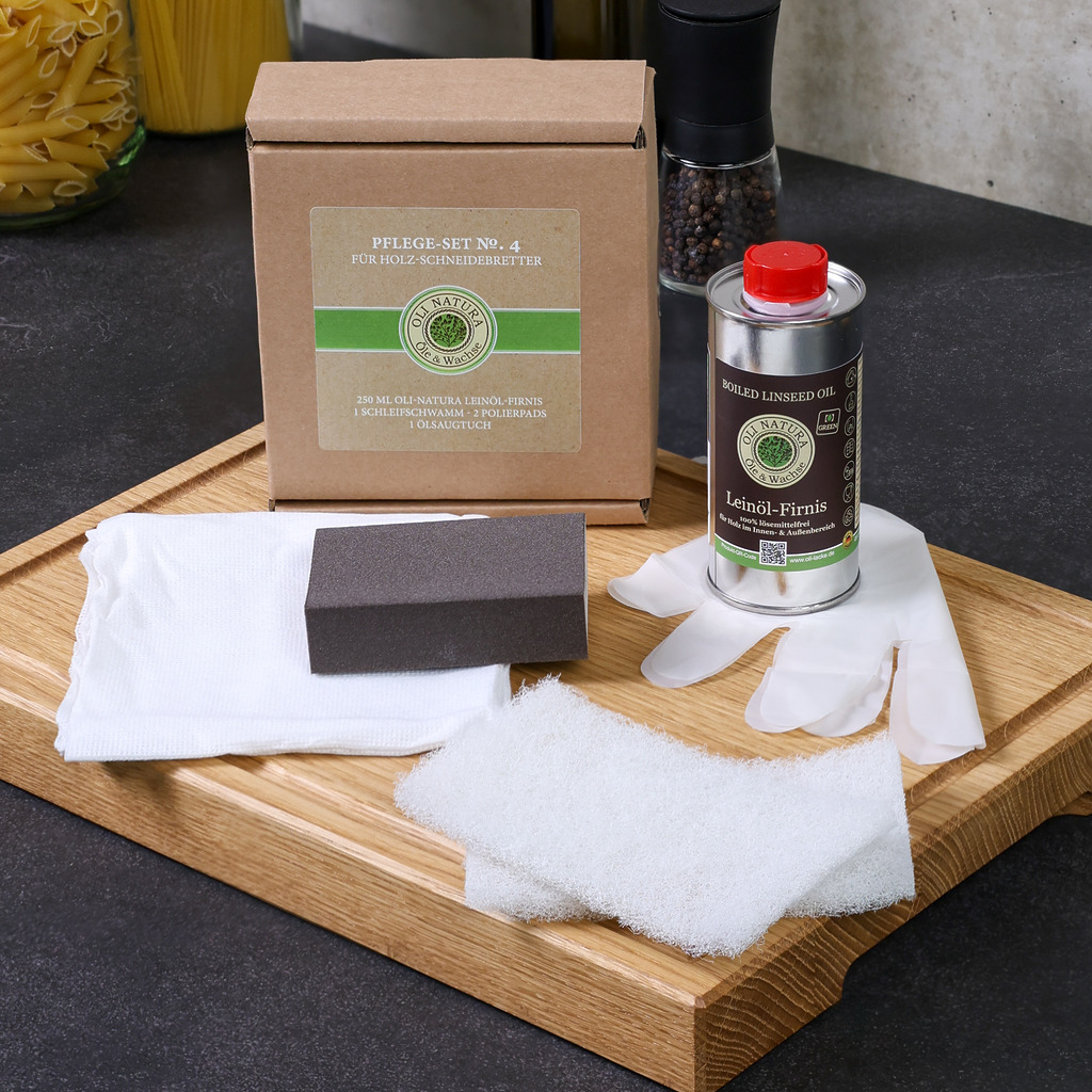 OLI-NATURA Pflege-Set No. 4 für Schneidebretter, ausgepackt und auf einem Holzschneidebrett arrangiert