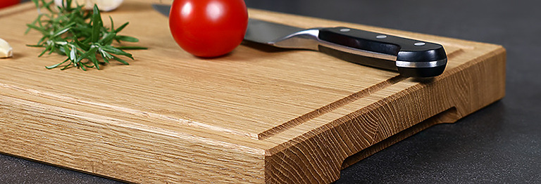 Holzschneidebrett aus Massivholz in der Küche – Beispiel für ein gepflegtes Schneidebrett