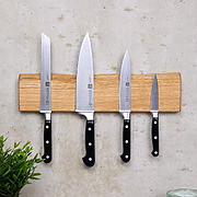 Magnetische Messerleiste aus Eichenholz mit natürlicher Baumkante und Küchenmessern an der Wand montiert