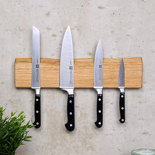 Magnetische Messerleiste aus Eichenholz mit natürlicher Baumkante und Küchenmessern an der Wand montiert