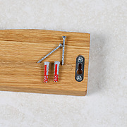 Rückseite einer magnetischen Messerleiste aus Eiche mit Baumkante und Befestigung für die Wandmontage