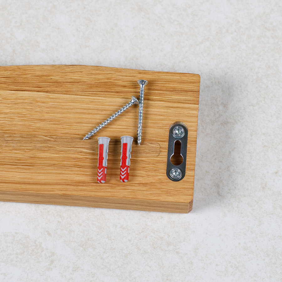 magnetische-messerleiste-eiche-baumkante-rueckseite-befestigung Rückseite einer magnetischen Messerleiste aus Eiche mit Baumkante und Befestigung für die Wandmontage