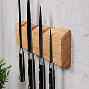 Detailaufnahme der Stirnseite einer magnetischen Messerleiste aus Eiche mit Baumkante und sichtbarer Holzstruktur