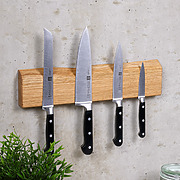 Magnetische Messerleiste aus Eiche mit Baumkante an der Wand – Ansicht von links mit befestigten Messern