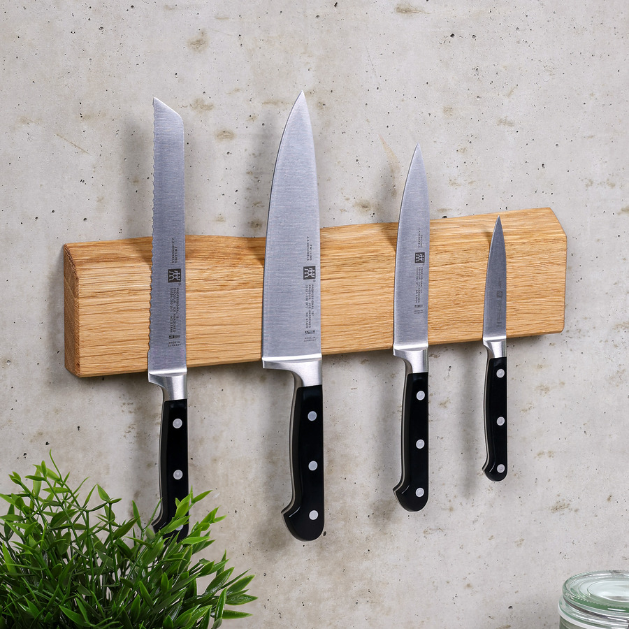 magnetische-messerleiste-eiche-baumkante-wandmontage-links Magnetische Messerleiste aus Eiche mit Baumkante an der Wand – Ansicht von links mit befestigten Messern