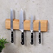 Magnetische Messerleiste aus Eichenholz mit natürlicher Baumkante – Seitenansicht von rechts mit mehreren Messern