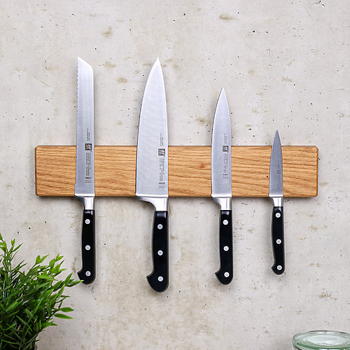 Magnetische Messerleiste aus Eichenholz mit Küchenmessern an der Wand montiert