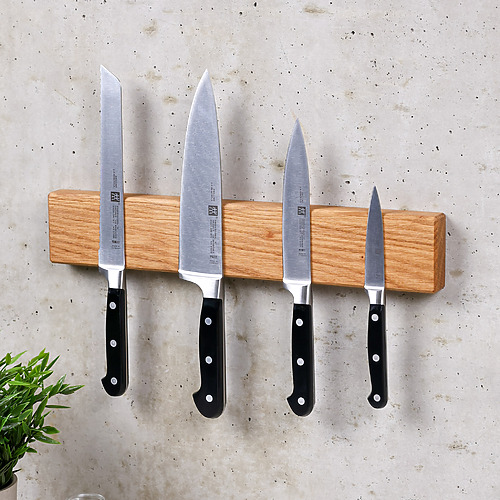 Magnetische Messerleiste aus Eichenholz an der Wand – Seitenansicht von rechts mit mehreren Messern