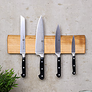 Magnetische Messerleiste aus Kirschholz mit natürlicher Baumkante und Küchenmessern an der Wand