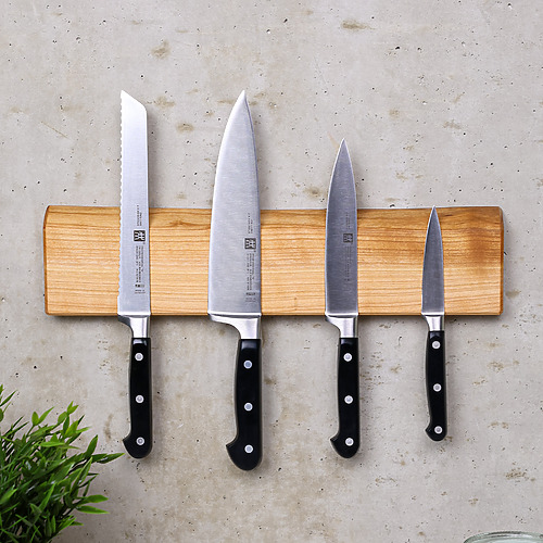 Magnetische Messerleiste aus Kirschholz mit natürlicher Baumkante und Küchenmessern an der Wand