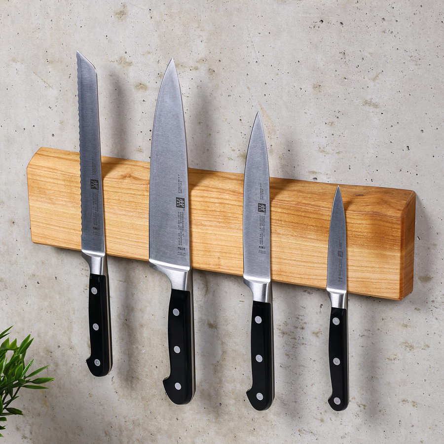 magnetische-messerleiste-kirschholz-baumkante-mit-messern-rechts Magnetische Messerleiste aus Kirschholz mit natürlicher Baumkante – Seitenansicht von rechts mit mehreren Messern