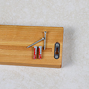 Rückseite einer magnetischen Messerleiste aus Kirschholz mit Baumkante und Befestigung für die Wandmontage