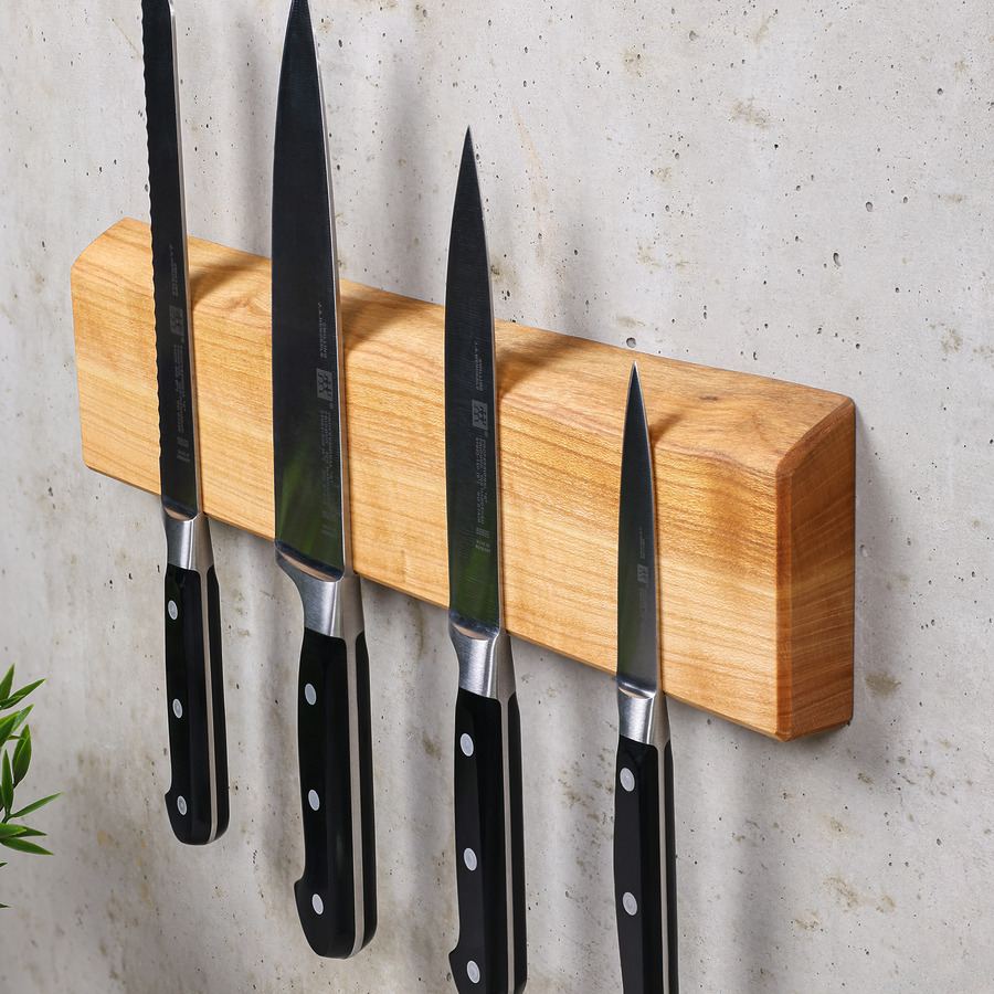 magnetische-messerleiste-kirschholz-baumkante-stirnseite-detail Detailaufnahme der Stirnseite einer magnetischen Messerleiste aus Kirschholz mit natürlicher Baumkante und Maserung