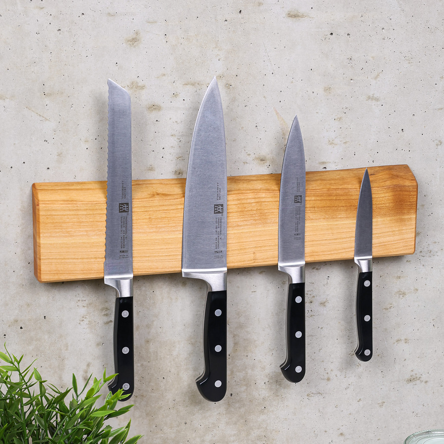 magnetische-messerleiste-kirschholz-baumkante-wandmontage-links Magnetische Messerleiste aus Kirschholz mit Baumkante an der Wand montiert – Ansicht von links mit Messern