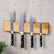 Magnetische Messerleiste aus Kirschholz mit Baumkante aus seitlicher Perspektive von rechts – Detailansicht mit Holzstruktur