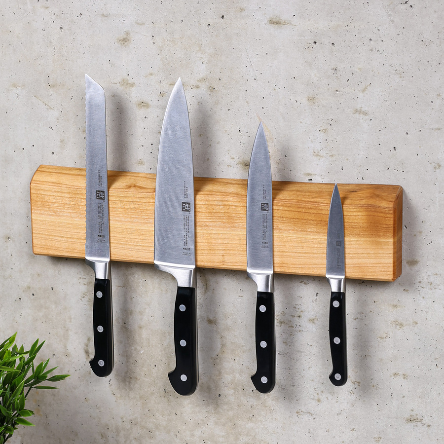 magnetische-messerleiste-kirschholz-baumkante-wandmontage-rechts Magnetische Messerleiste aus Kirschholz mit Baumkante aus seitlicher Perspektive von rechts – Detailansicht mit Holzstruktur