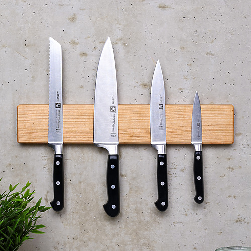 Magnetische Messerleiste aus Kirschholz mit Küchenmessern an der Wand montiert