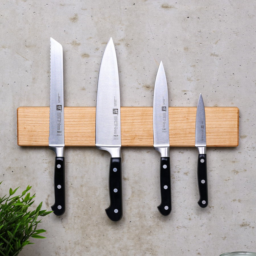 Magnetische Messerleiste aus Kirschholz mit Küchenmessern an der Wand montiert