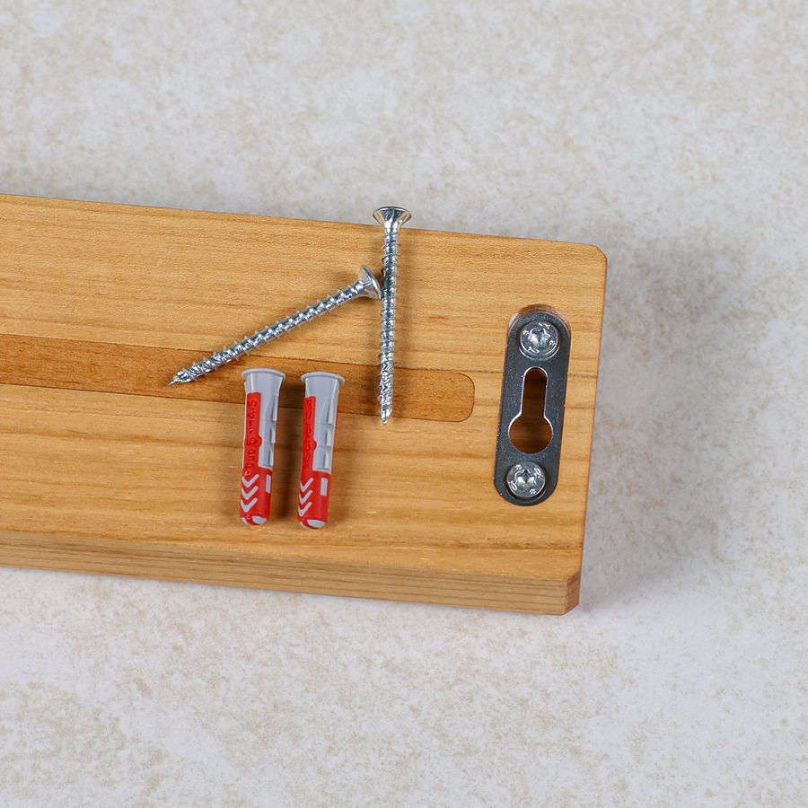 magnetische-messerleiste-kirschholz-rueckseite-befestigung Rückseite einer magnetischen Messerleiste aus Kirsche mit Befestigung, Schrauben und Dübeln zur Wandmontage