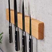 Detailaufnahme der Stirnseite einer magnetischen Messerleiste aus Kirschholz mit sichtbarer Holzstruktur