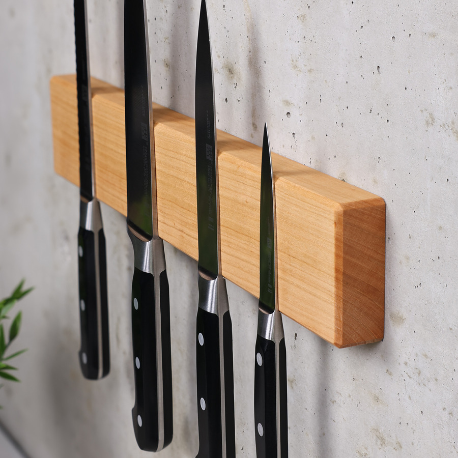 magnetische-messerleiste-kirschholz-stirnseite-detail Detailaufnahme der Stirnseite einer magnetischen Messerleiste aus Kirschholz mit sichtbarer Holzstruktur