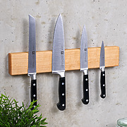 Magnetische Messerleiste aus Kirsche an der Wand montiert – Ansicht von links mit befestigten Messern