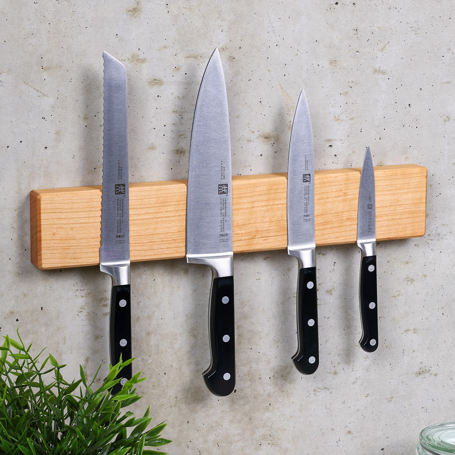 magnetische-messerleiste-kirschholz-wandmontage-links Magnetische Messerleiste aus Kirsche an der Wand montiert – Ansicht von links mit befestigten Messern