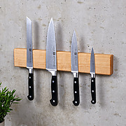 Magnetische Messerleiste aus Kirschholz an der Wand – Seitenansicht von rechts mit mehreren Messern