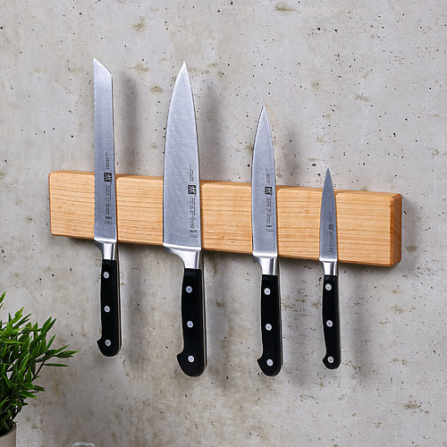 Magnetische Messerleiste aus Kirschholz an der Wand – Seitenansicht von rechts mit mehreren Messern